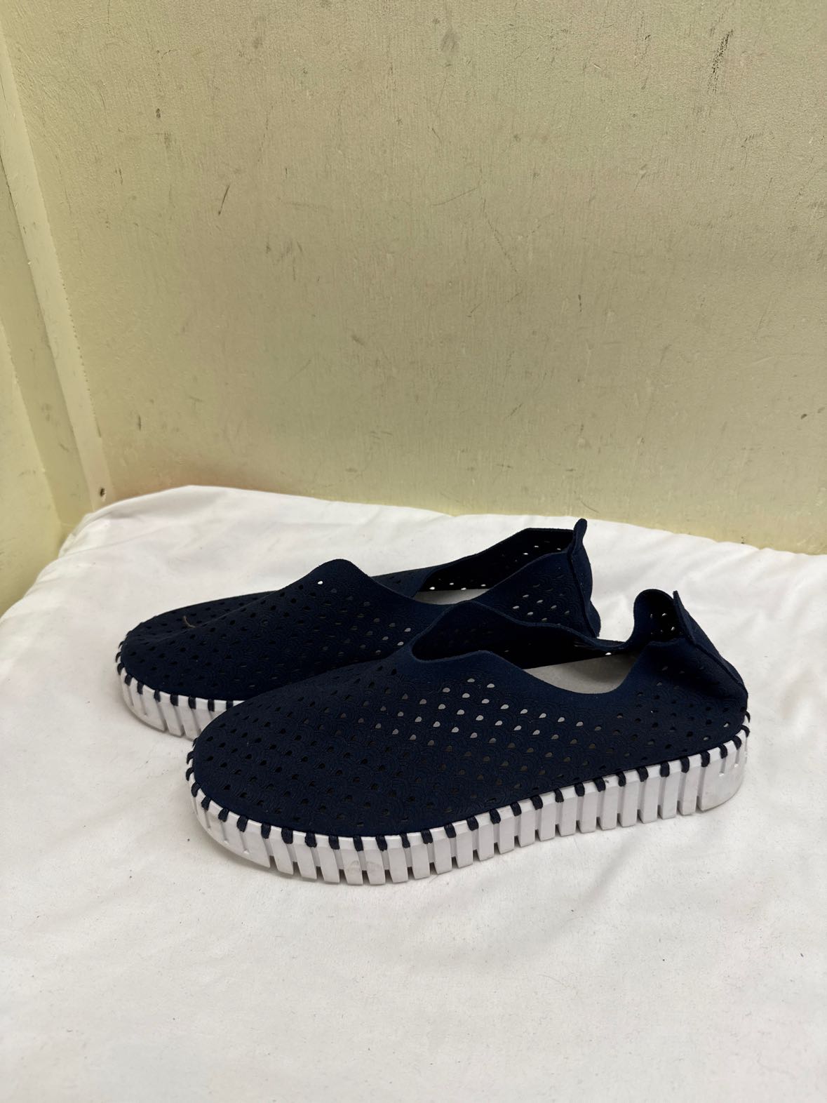 Isle Jacobsen Women's Size 41 = 10-1/2 Navy Flats Shoes