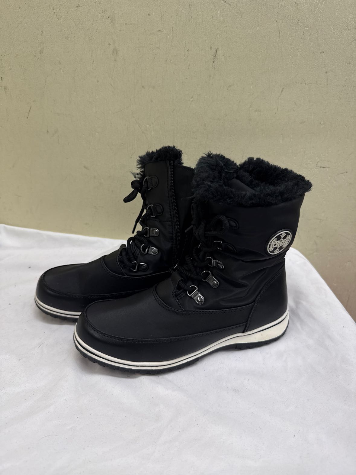 Totes Women's Size 7-1/2 Black Boots Shoes