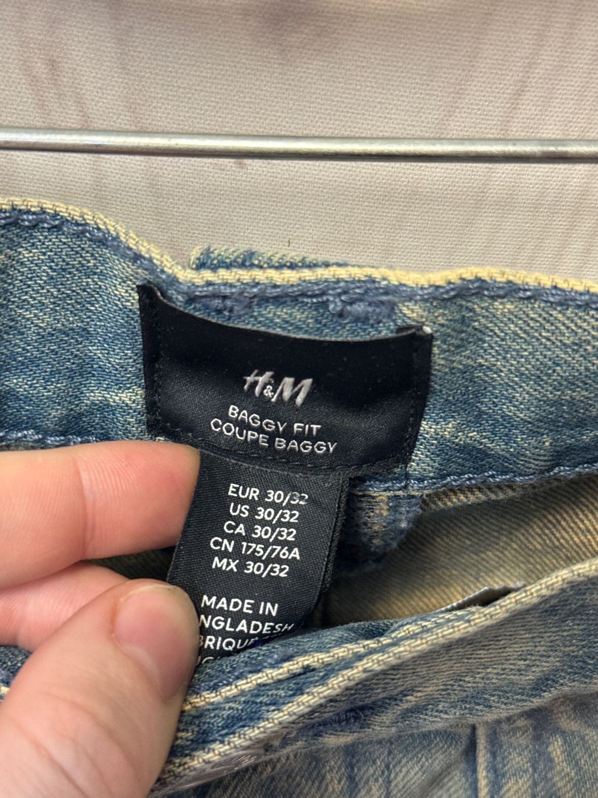 H&M Men's Size 30x32 Baggy Fit Blue Distressed Wash Jeans Deep Pocket Denim