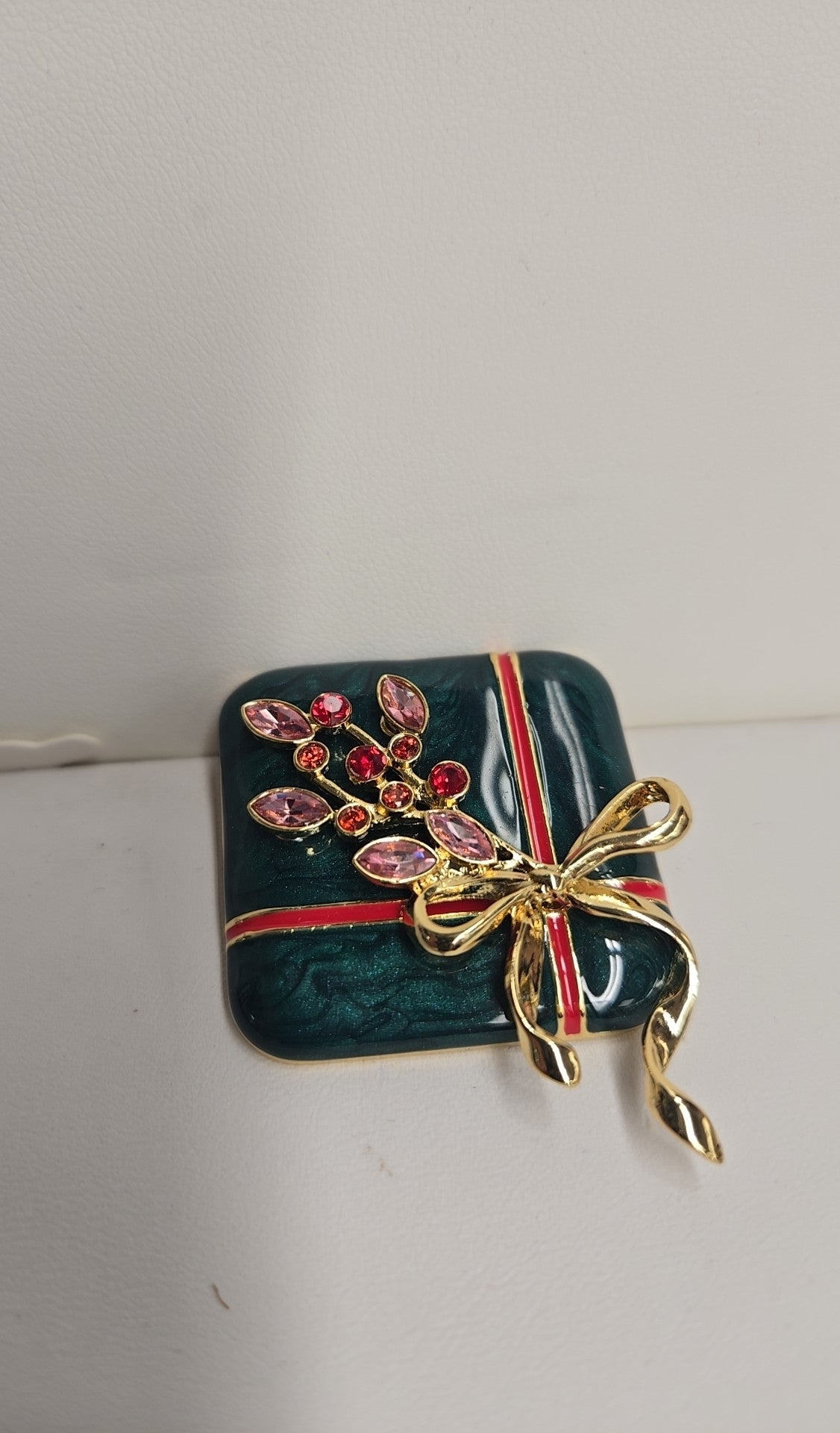 Present Brooch Pin