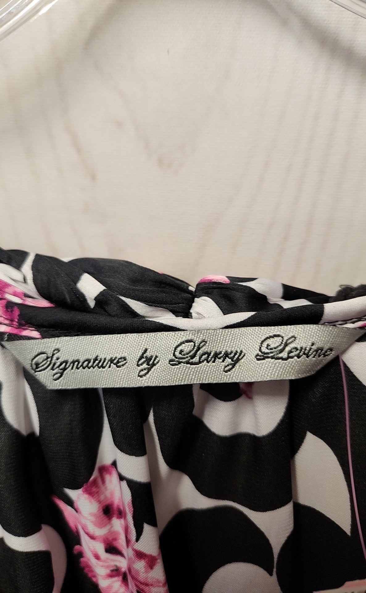 Signature by Larry Levine Women's Size XS Black & White Floral Sleeveless Top
