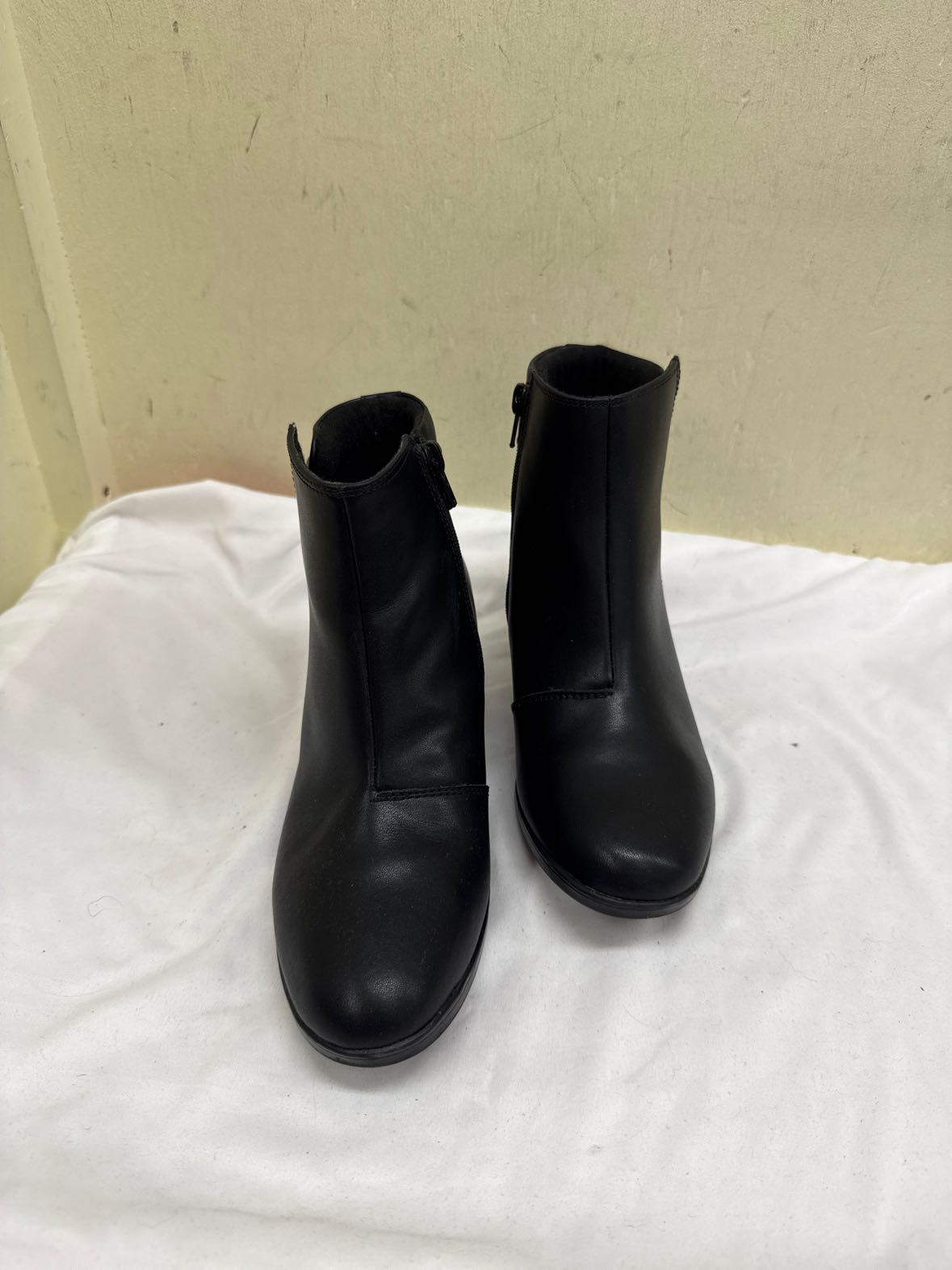 Clarks Women's Size 6-1/2 Black Boots Shoes