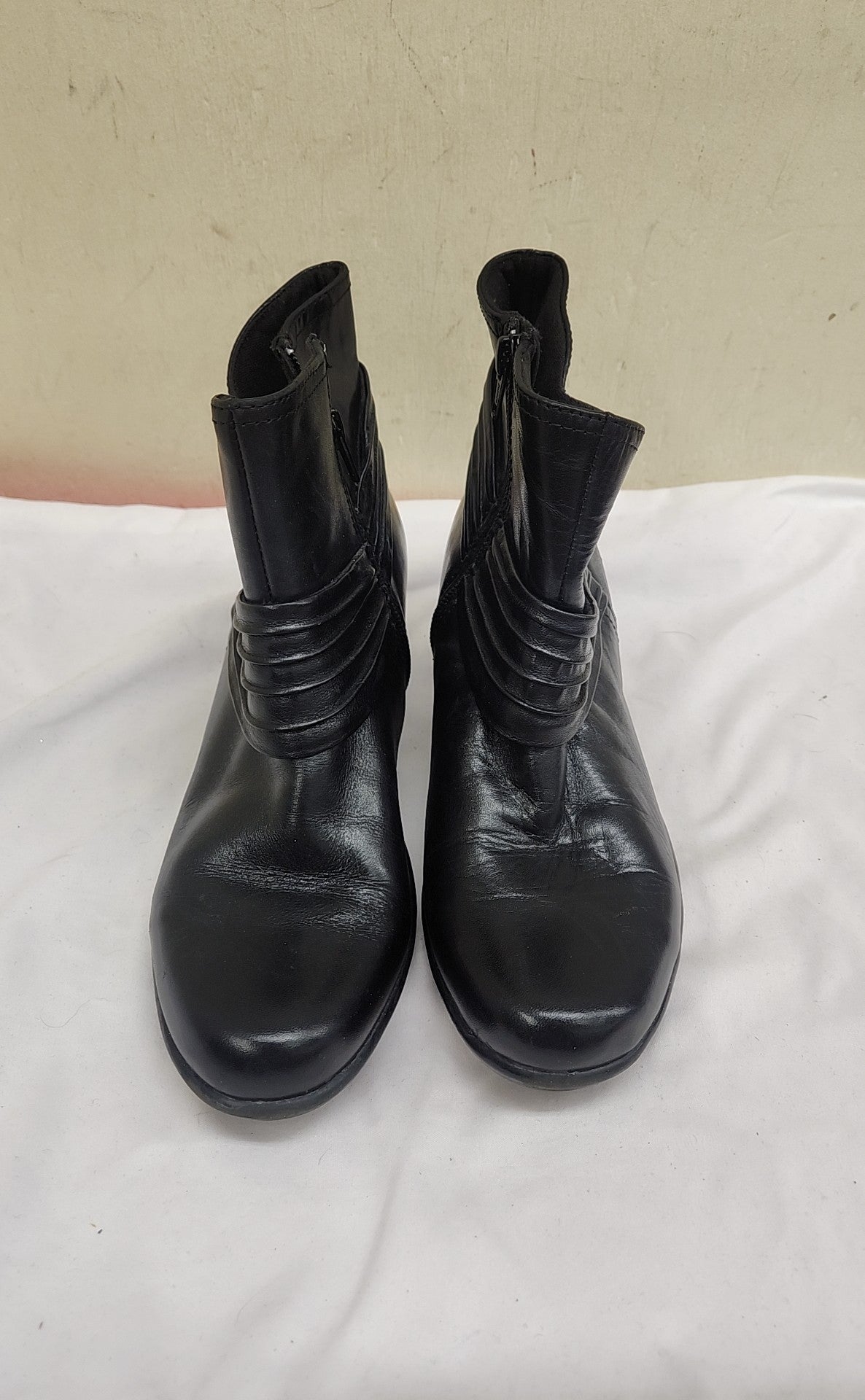 Clarks Women's Size 8 Black Boots Shoes
