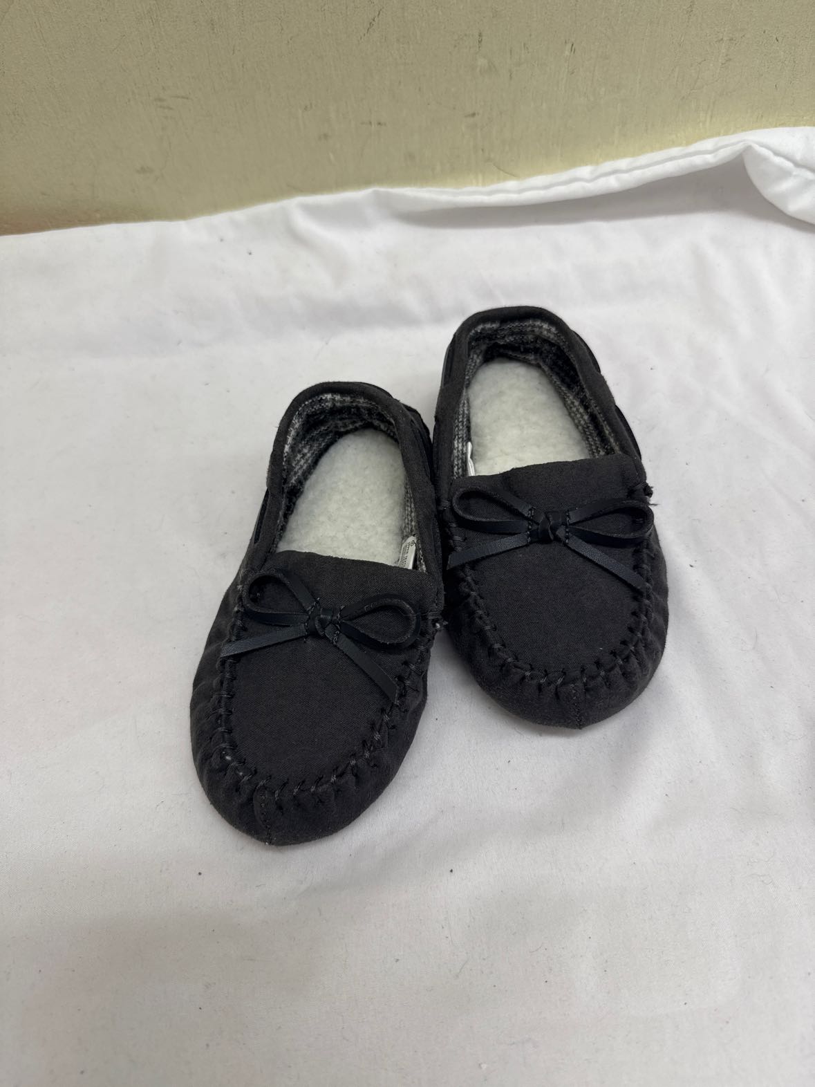 Boy's Size 8 Gray Slippers