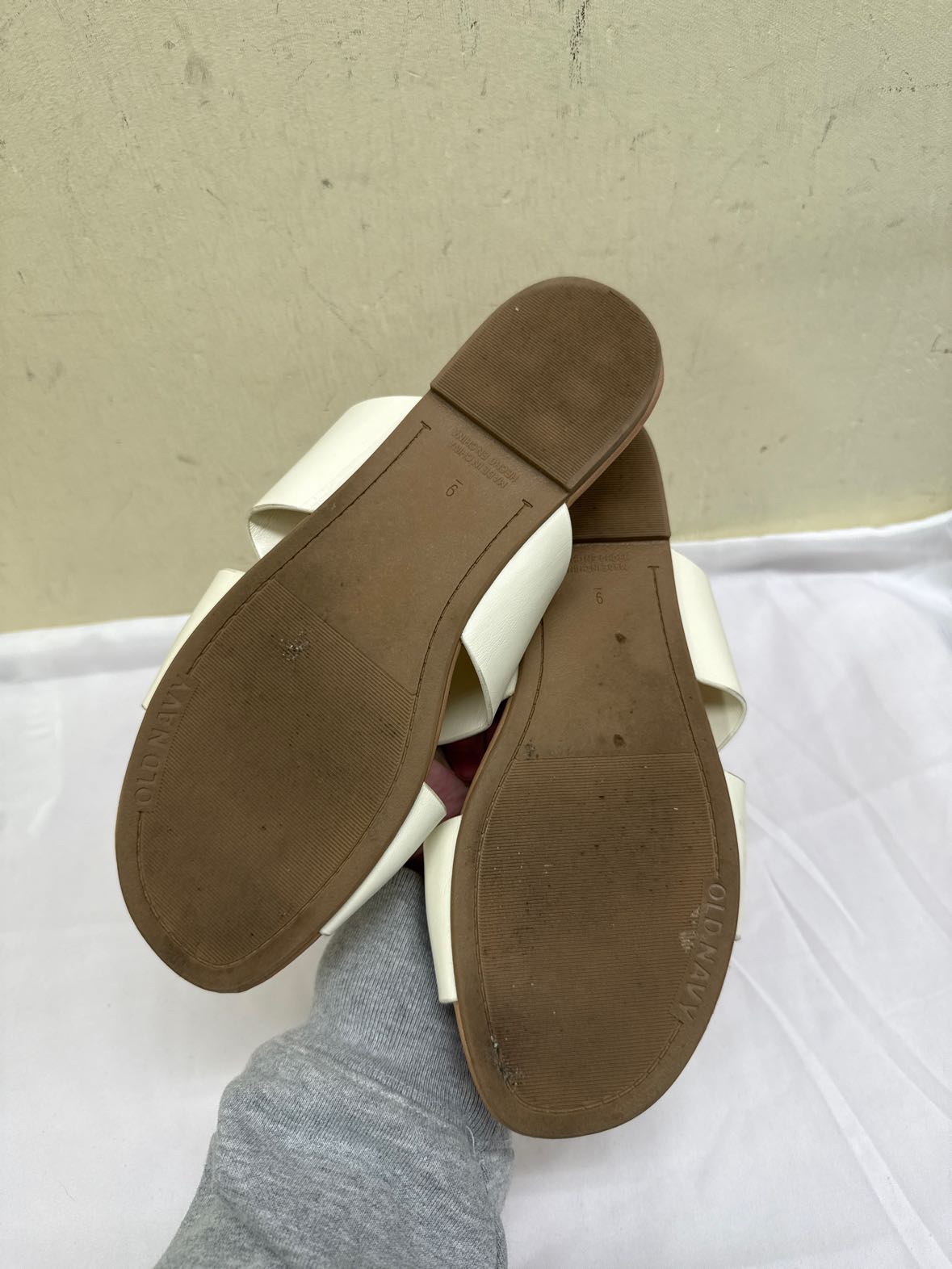 Old Navy Women's Size 9 White Sandals