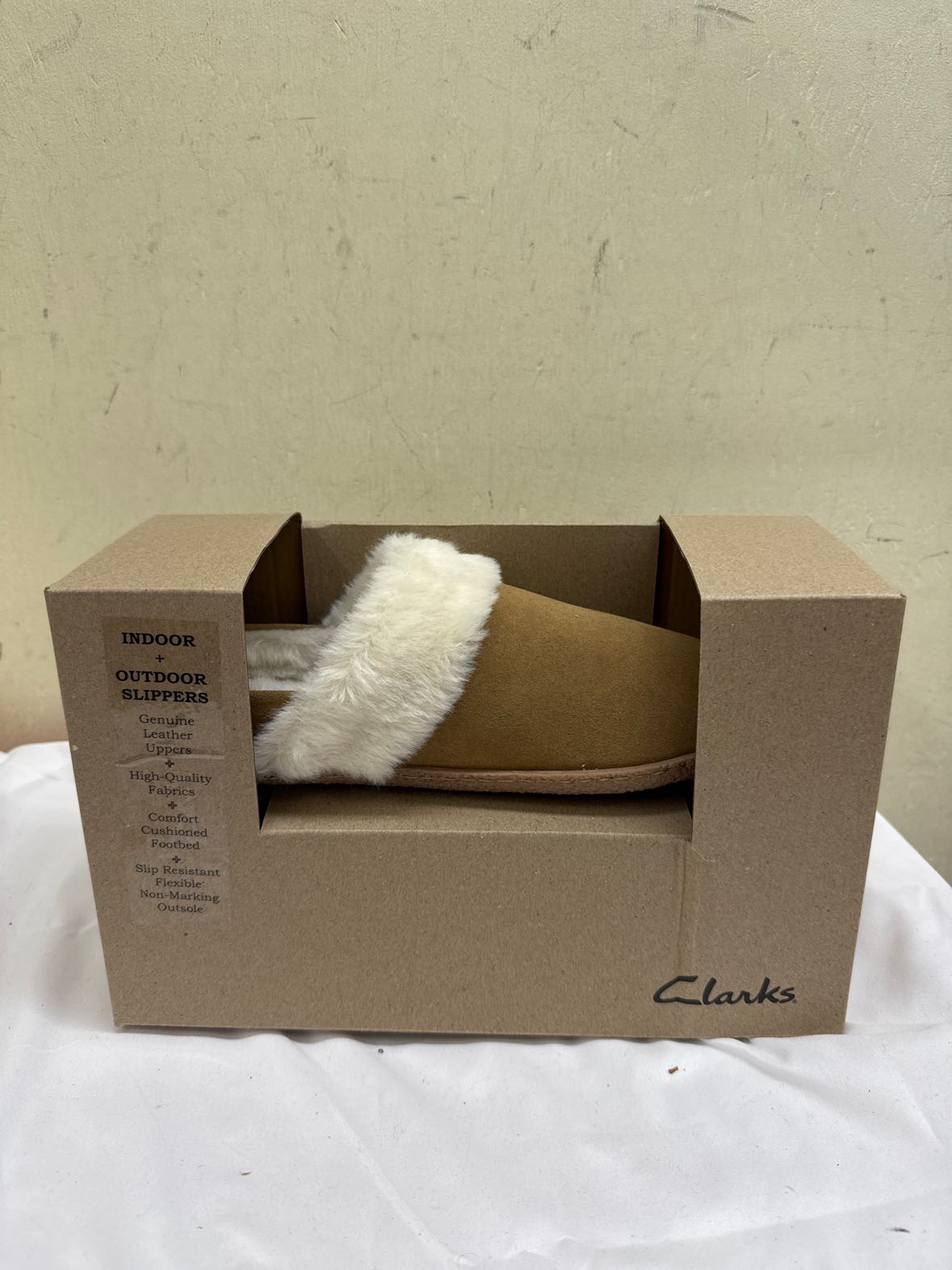 NIB Clarks Women's Size 9 Brown Slippers