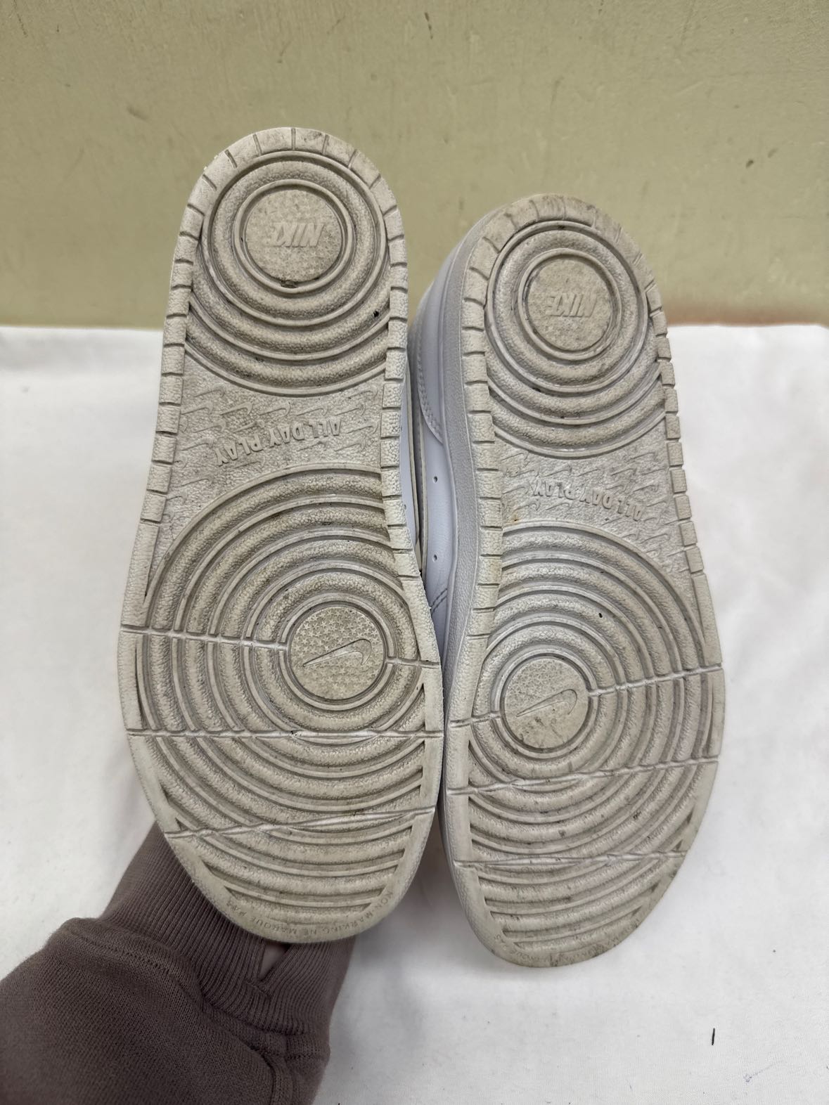 Nike Girl's Size 3 White Sneakers