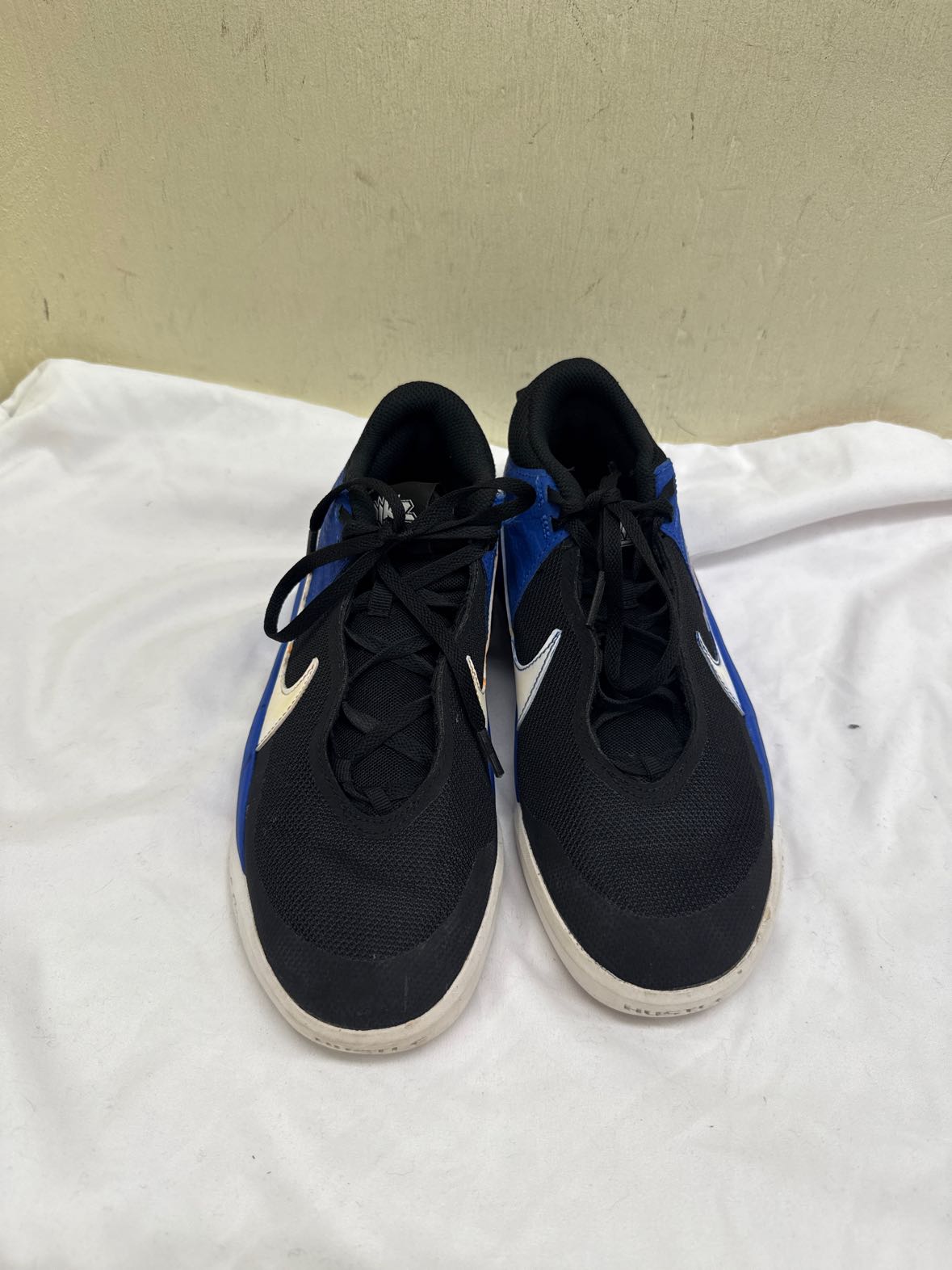 Nike Team Hustle D 10 Boy's Size 4-1/2 Blue Sneakers