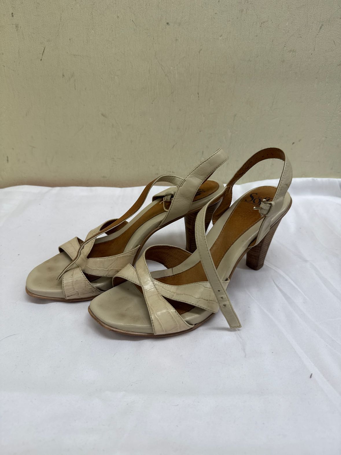 Sofft Women's Size 9 Off-White Sandals