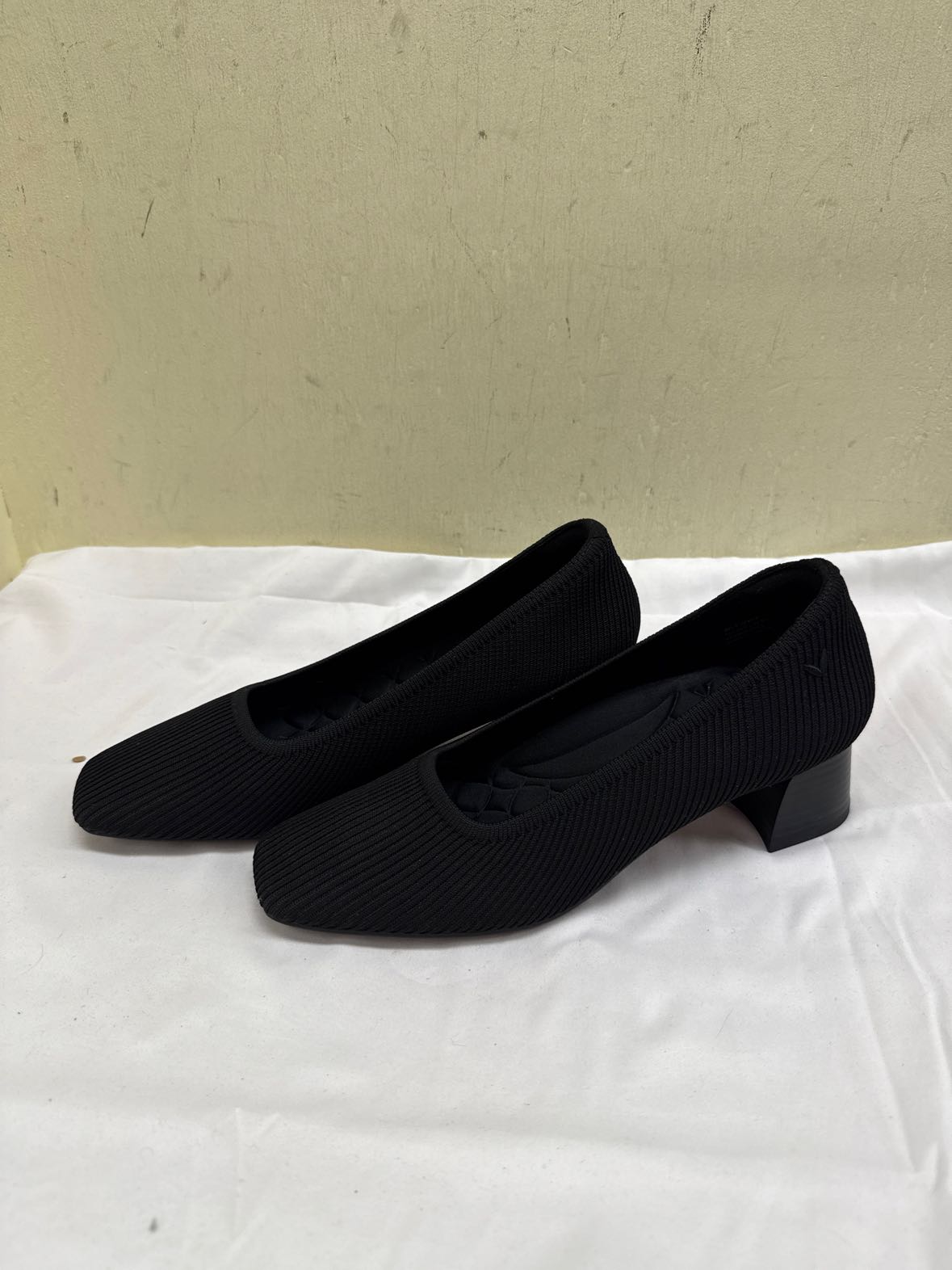 Vivaia Women's Size 39-1/2 = 9 Black Pumps