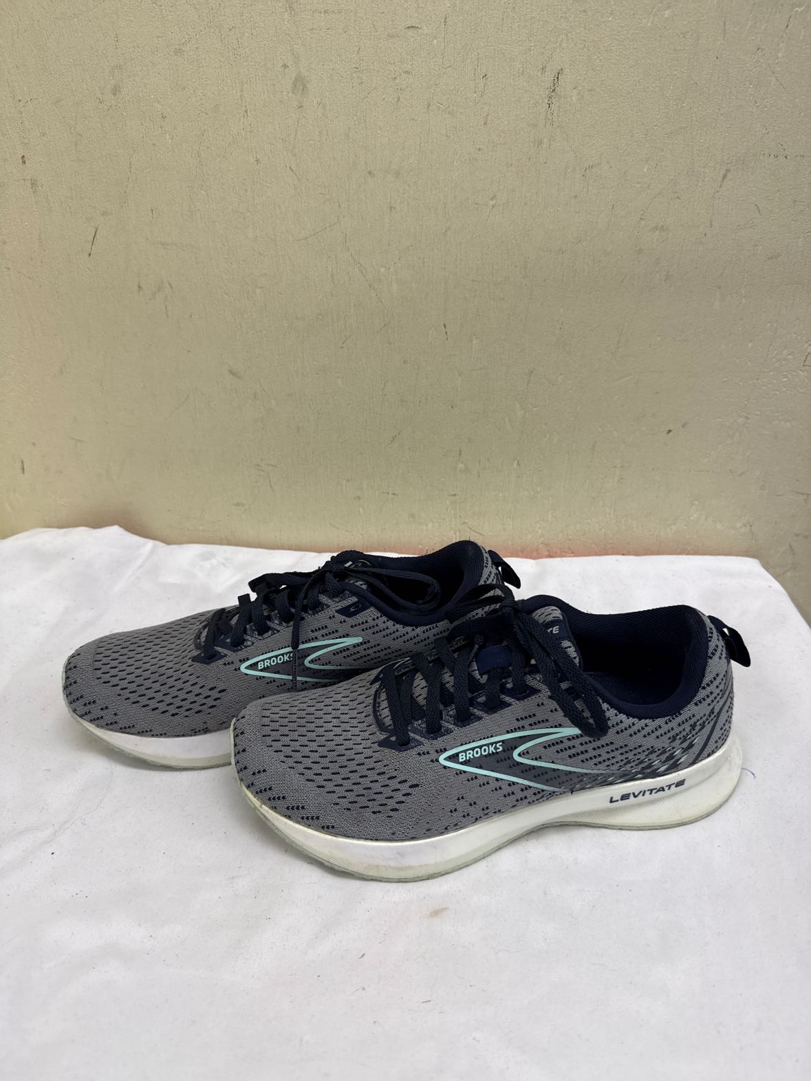 Brooks Women's Size 7 Gray Sneakers Shoes