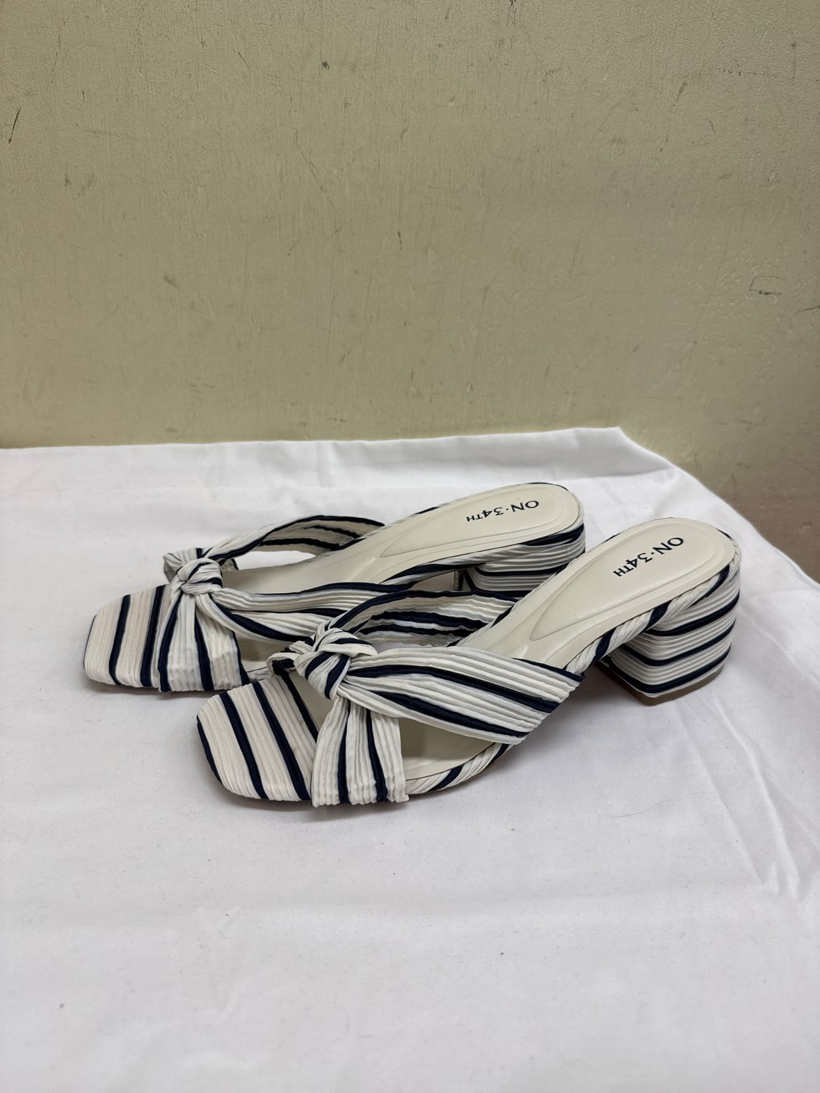 On 34th Women's Size 10 White Sandals
