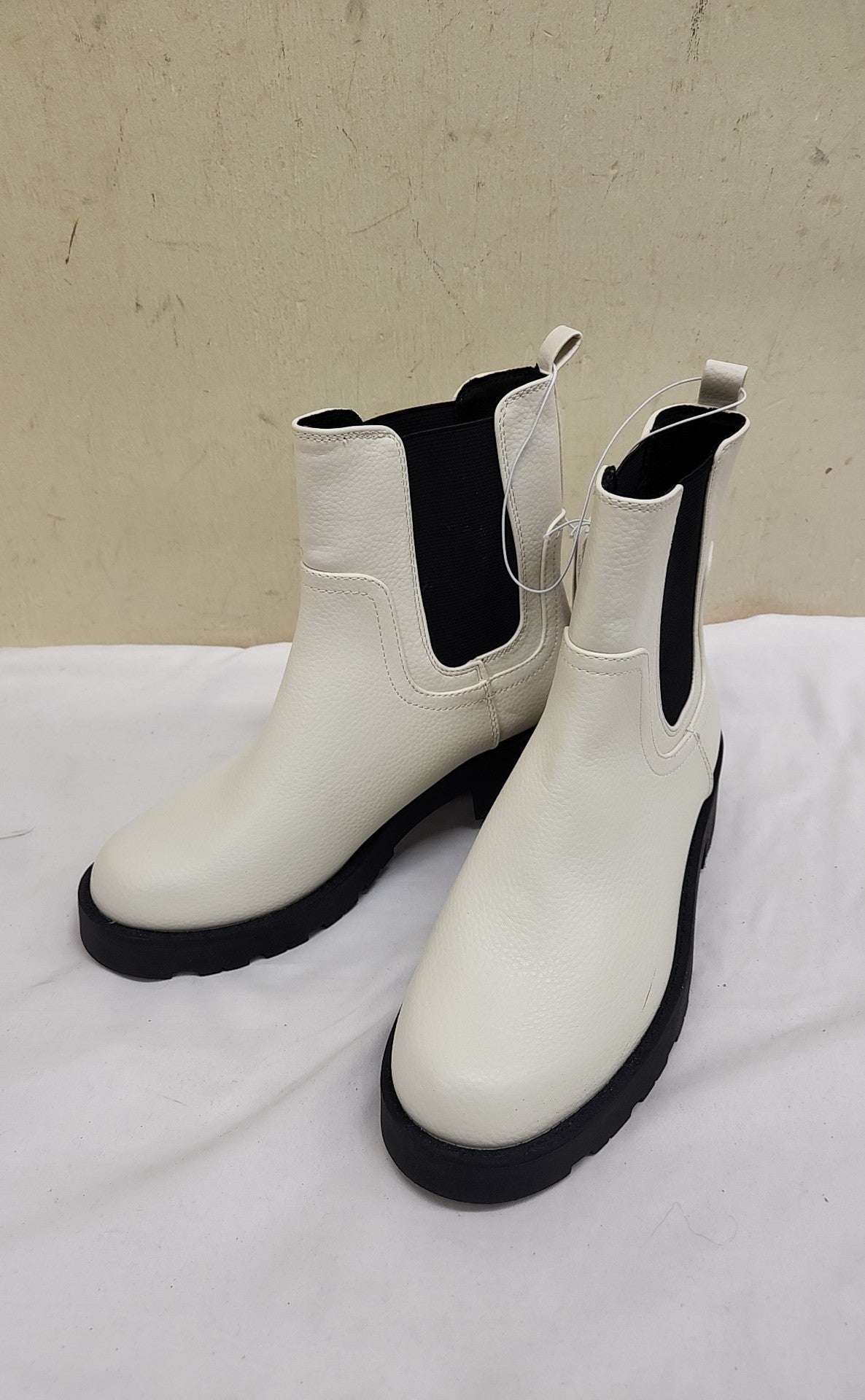 NWT Old Navy Women's Size 6 White Boots Shoes