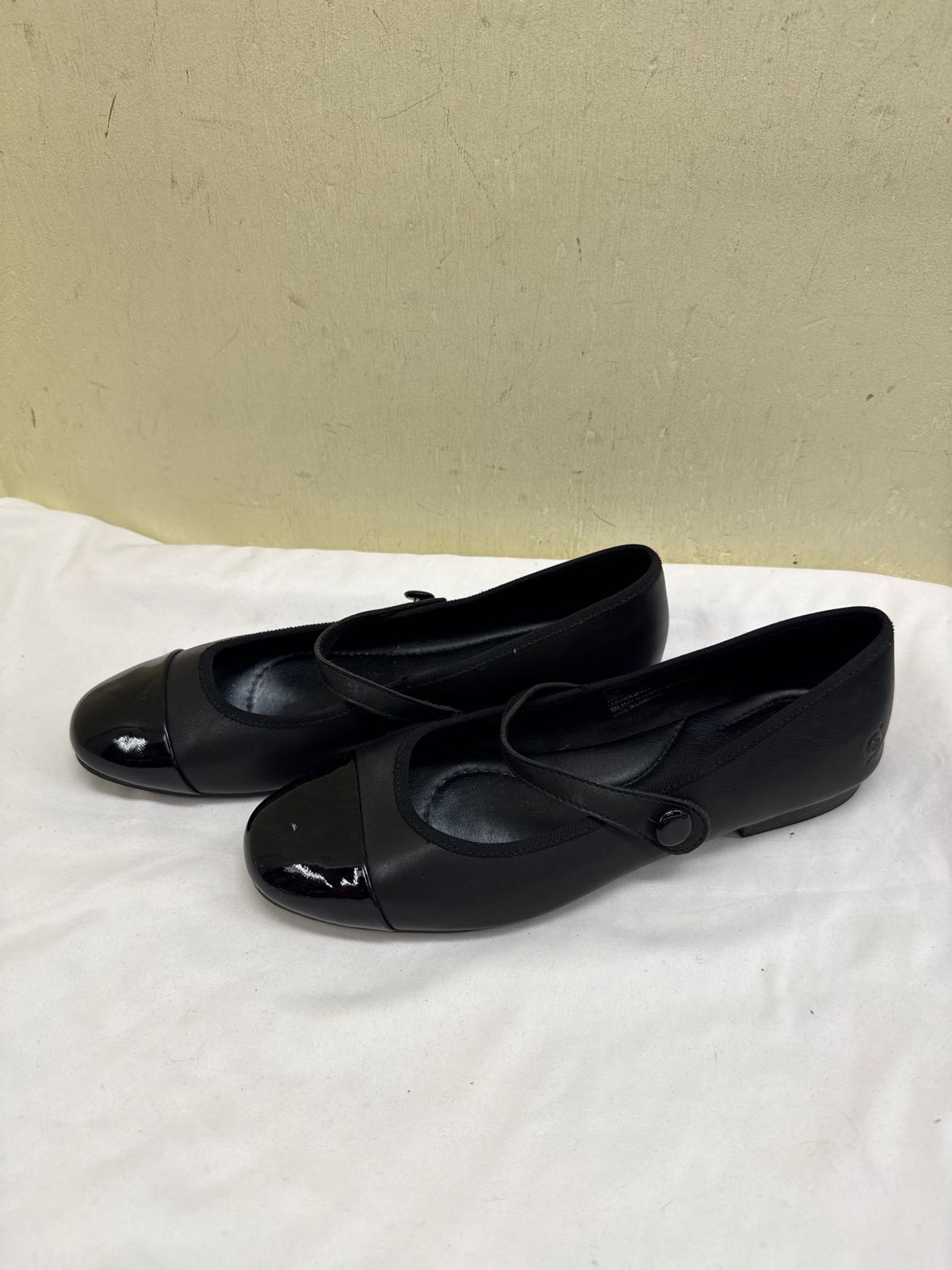 Born Women's Size 9-1/2 Black Flats Shoes