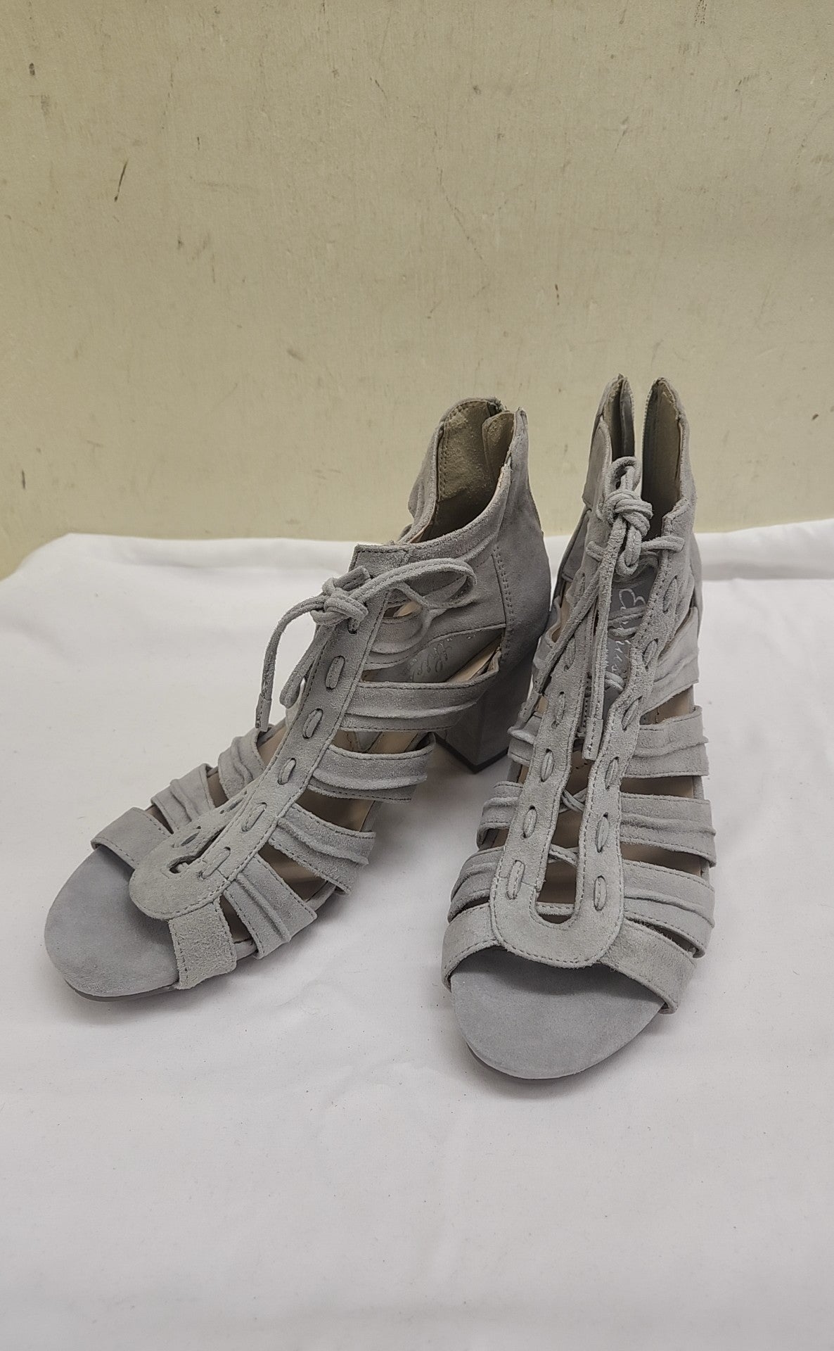 Earthies Women's Size 10 Gray Sandals Shoes