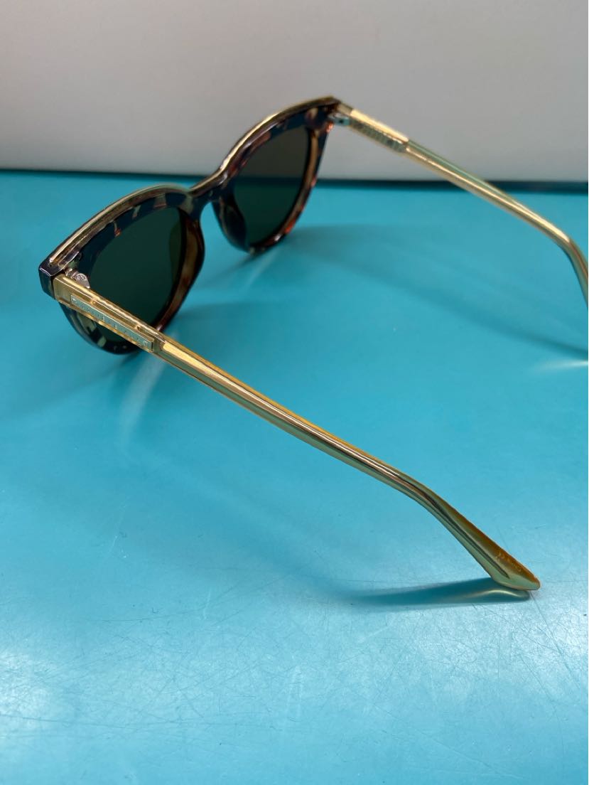 Prive Revaux The Kiki WR9 Sunglasses w/ Case