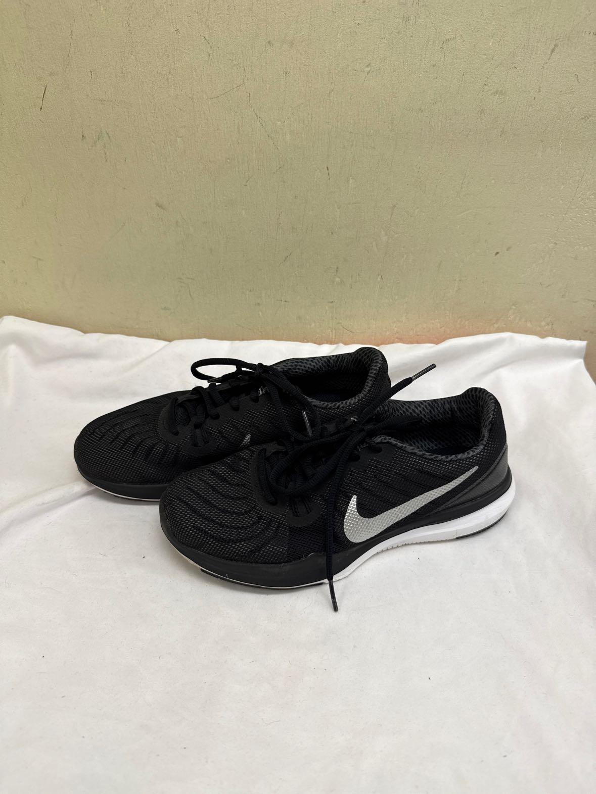 Nike Women's Size 6 Black Sneakers Shoes