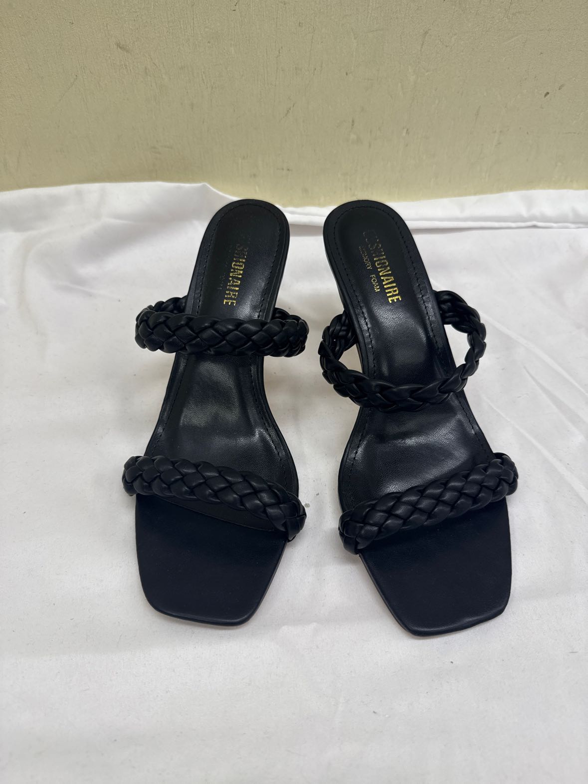 Cushionaire Women's Size 8 Black Sandals