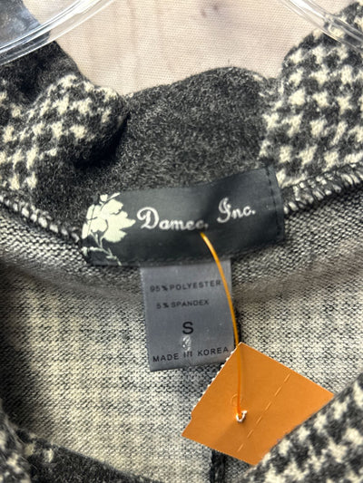 Damee Women's Size S Black & White Sweater