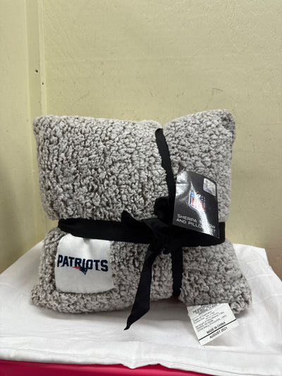NWT Patriots Sherpa Throw and Pillow Set