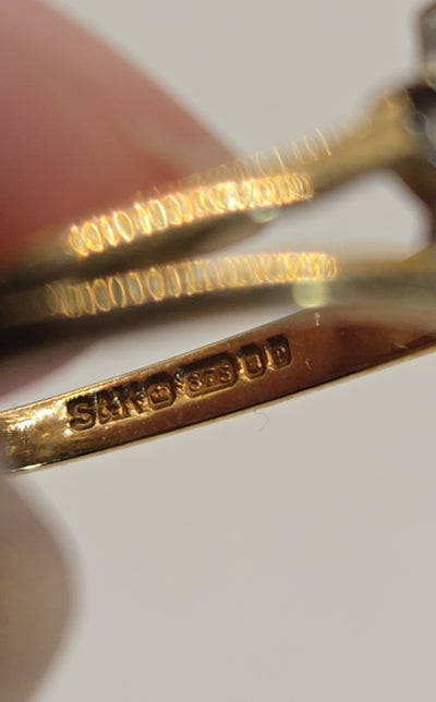 SBK 375 9k Yellow Gold Size 6.5 VTG Sapphire with clear stones 1.4 grams
