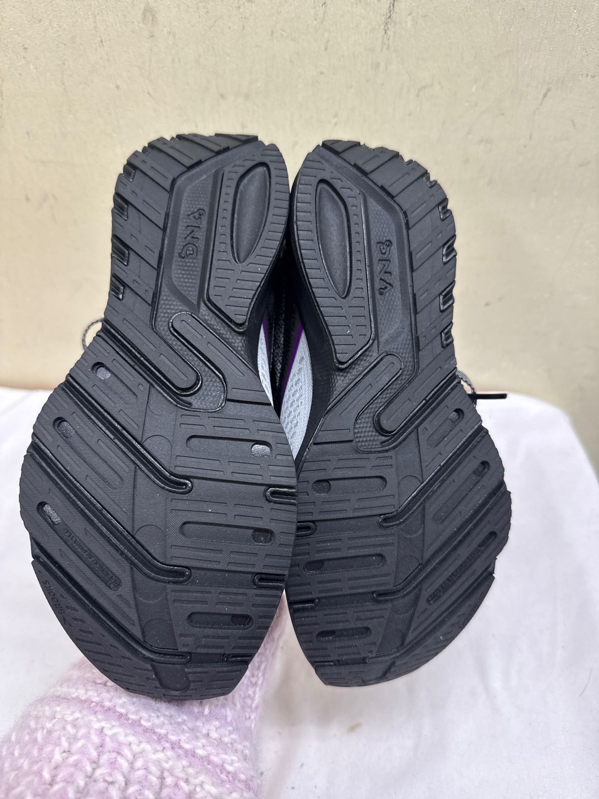 Brooks Women's Size 6-1/2 Gray Sneakers Shoes