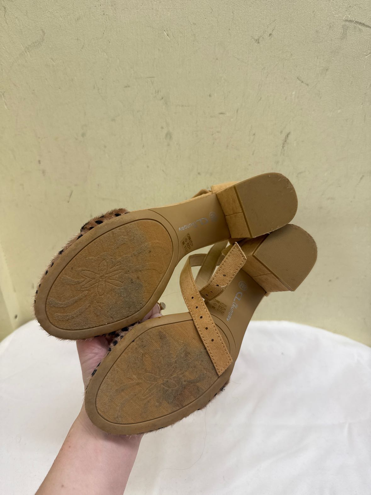 Laundry Women's Size 8 Tan Sandals Shoes