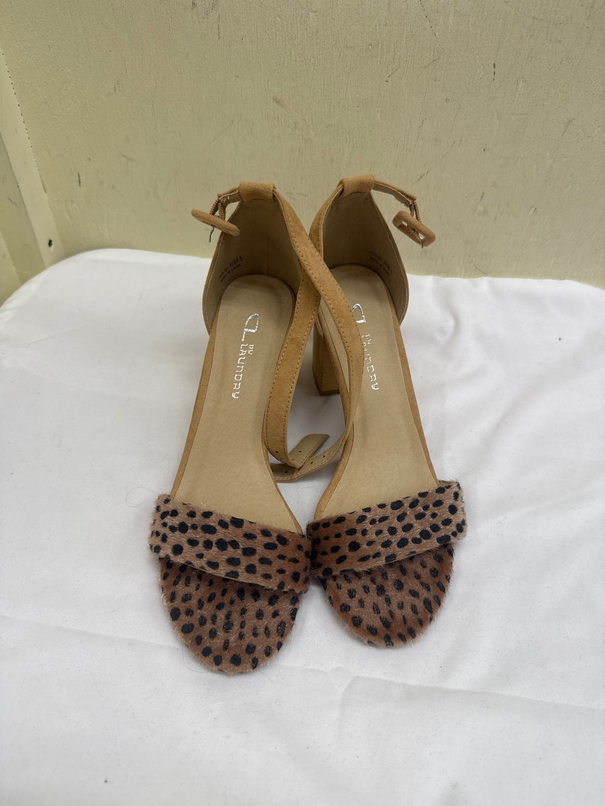 Laundry Women's Size 8 Tan Sandals Shoes