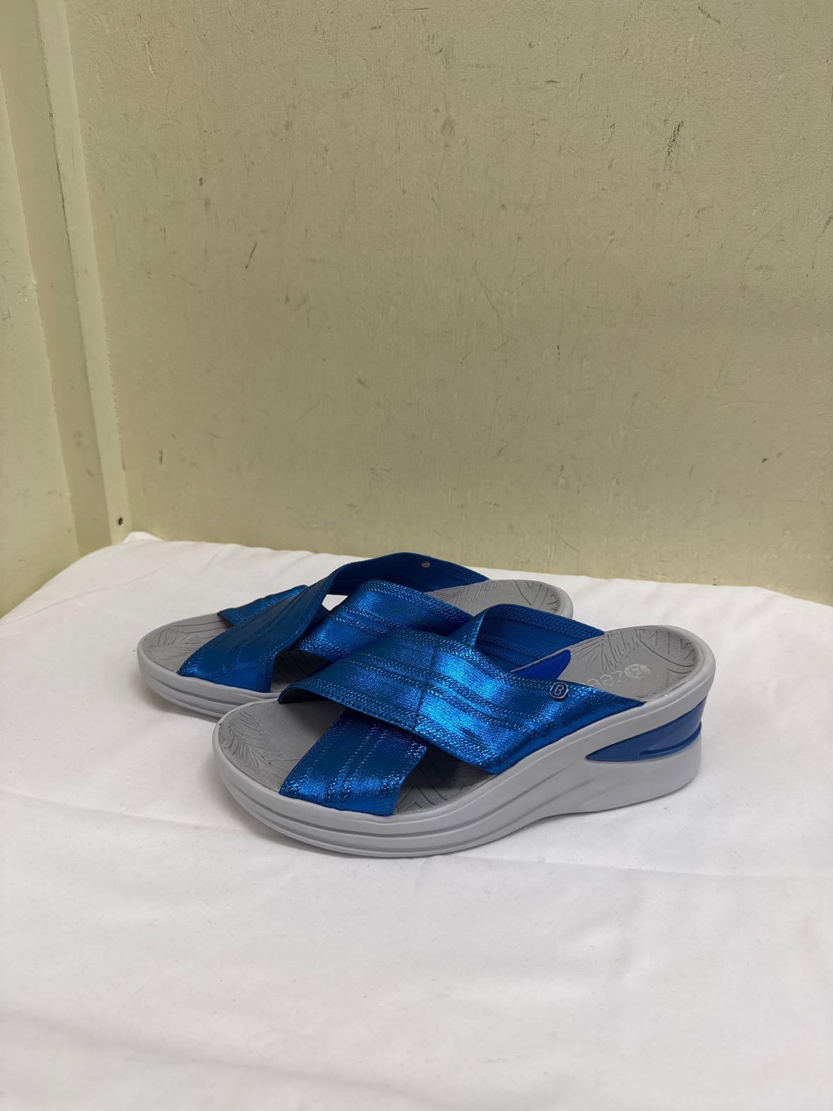 Bzees Women's Size 9 Blue Sandals Shoes