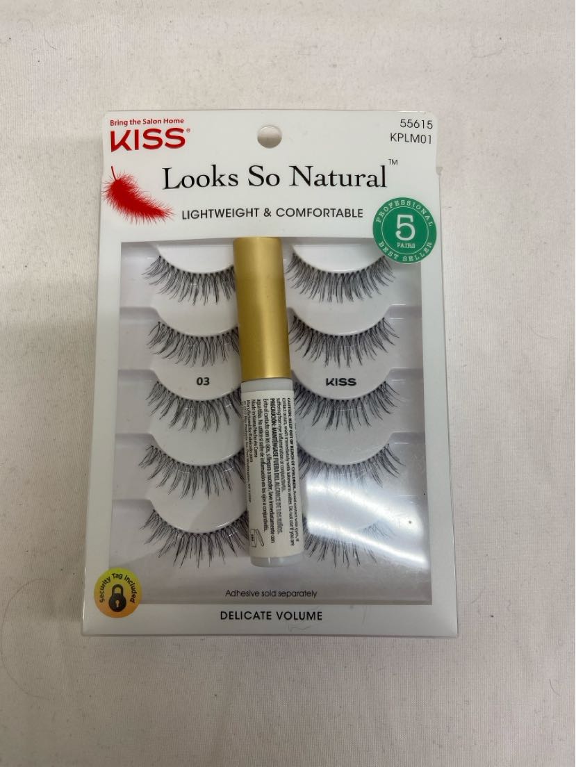 NIB Kiss Looks so Natural Lashes Cosmetic