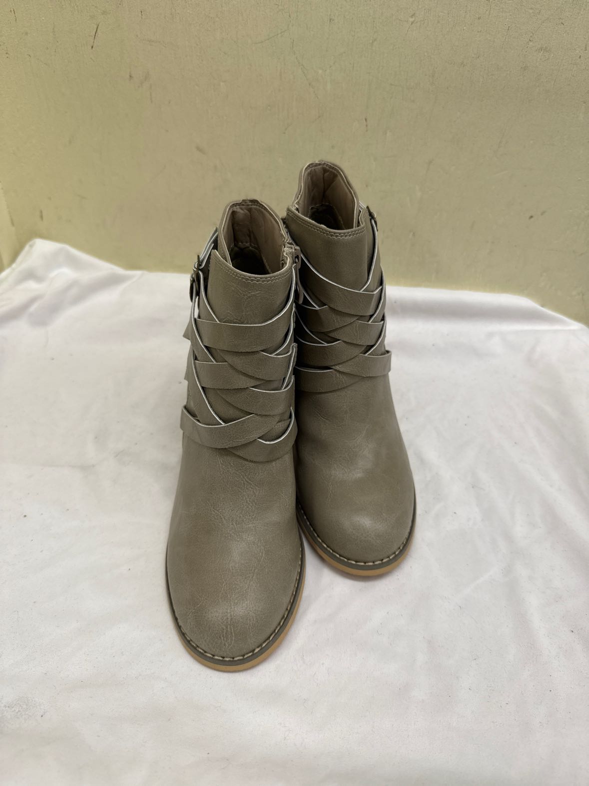 Journee Collection Women's Size 8 Gray Boots Shoes