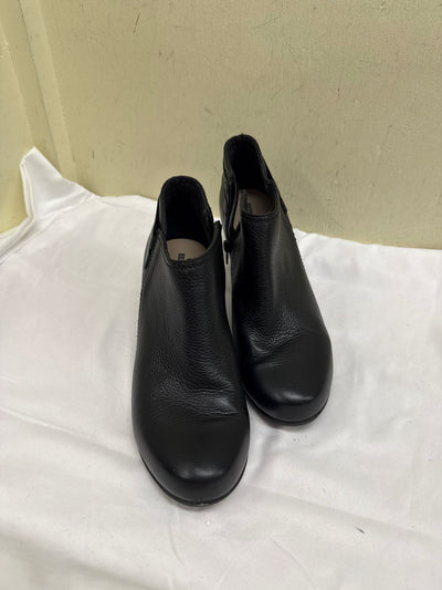 Clarks Women's Size 7 Black Boots Shoes