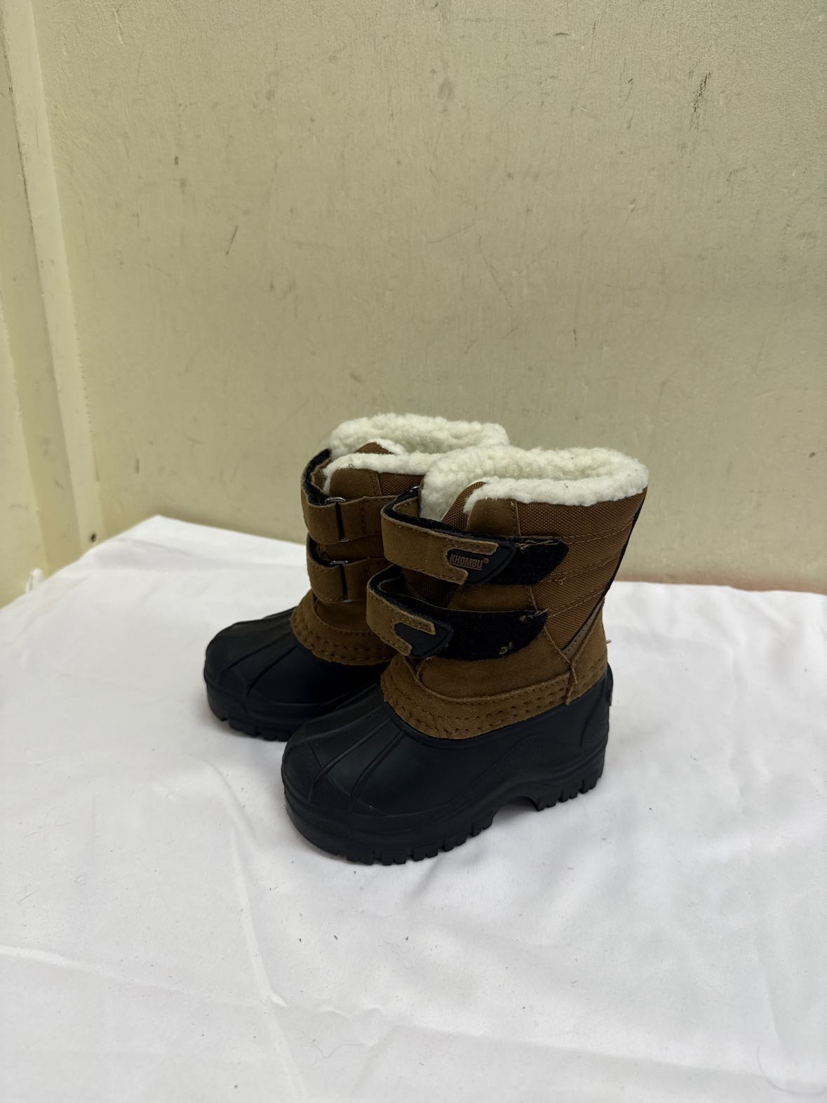 Khombu Boy's Size 6 Brown Shoes