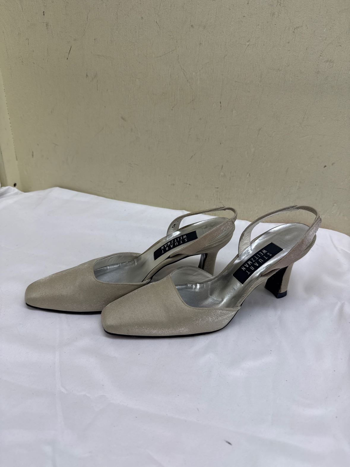 Stuart Weitzman Women's Size 5 Off-White Pumps Shoes