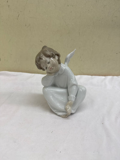 Lladro Dreaming Angel #4961 Figurine
