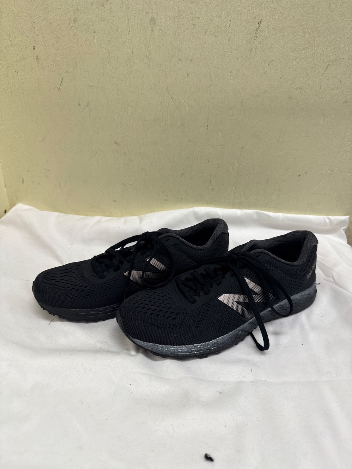 New Balance Women's Size 7 Black Sneakers Shoes