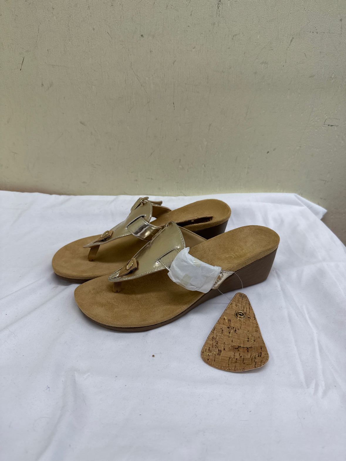 NWT Vionic Women's Size 7 Tan Sandals