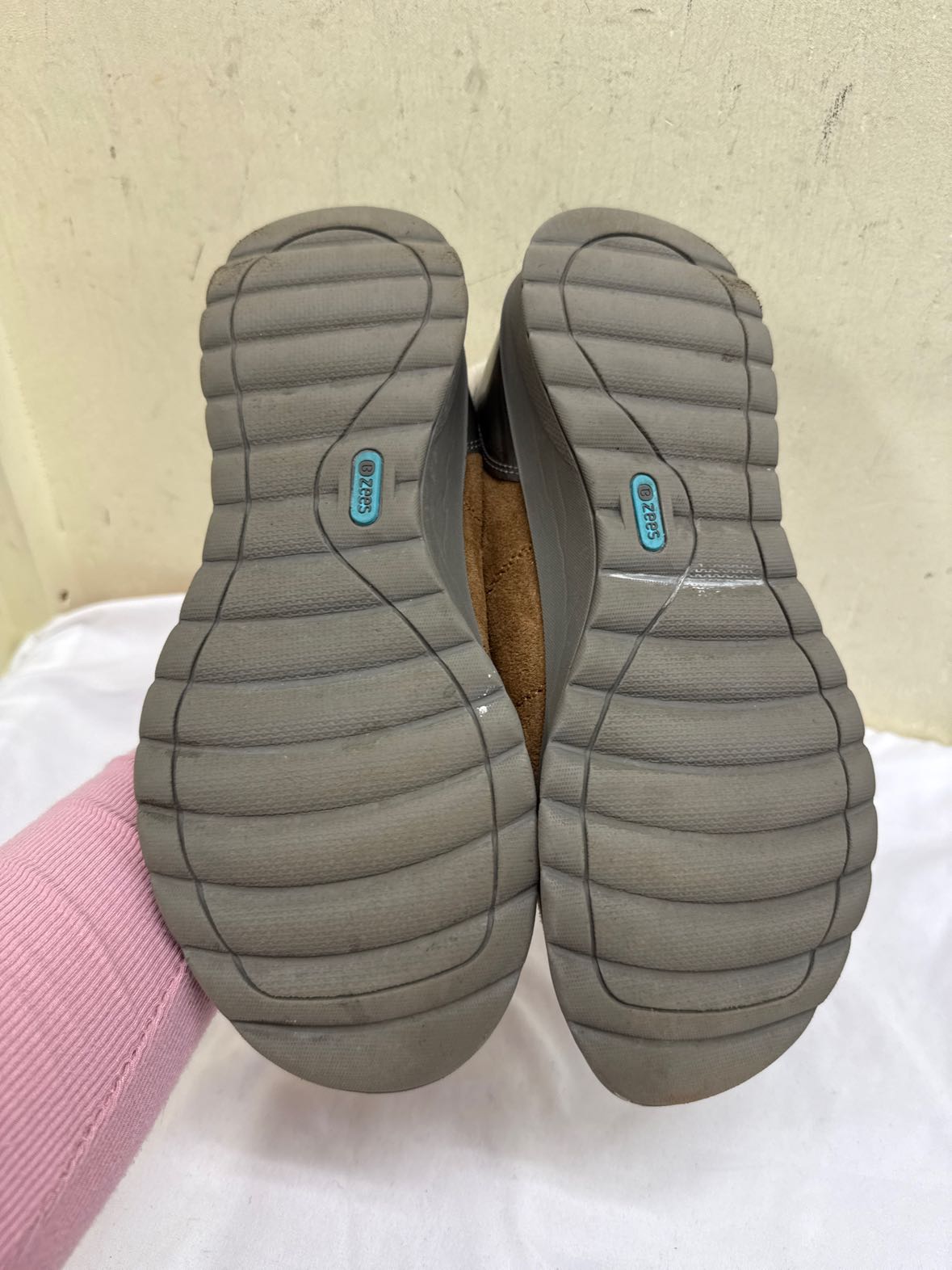Bzees Women's Size 11 Brown Flats Shoes