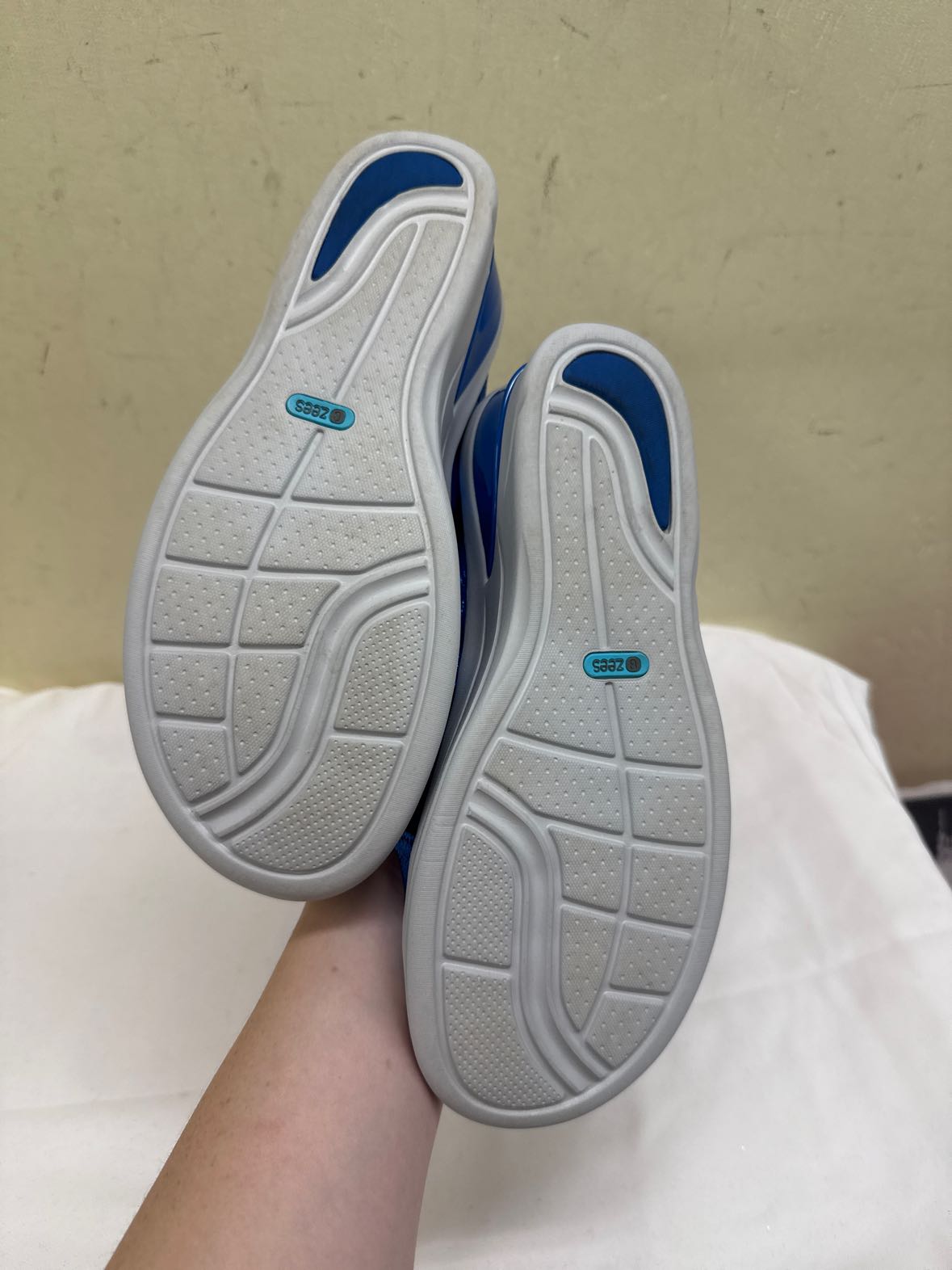 Bzees Women's Size 9 Blue Sandals Shoes