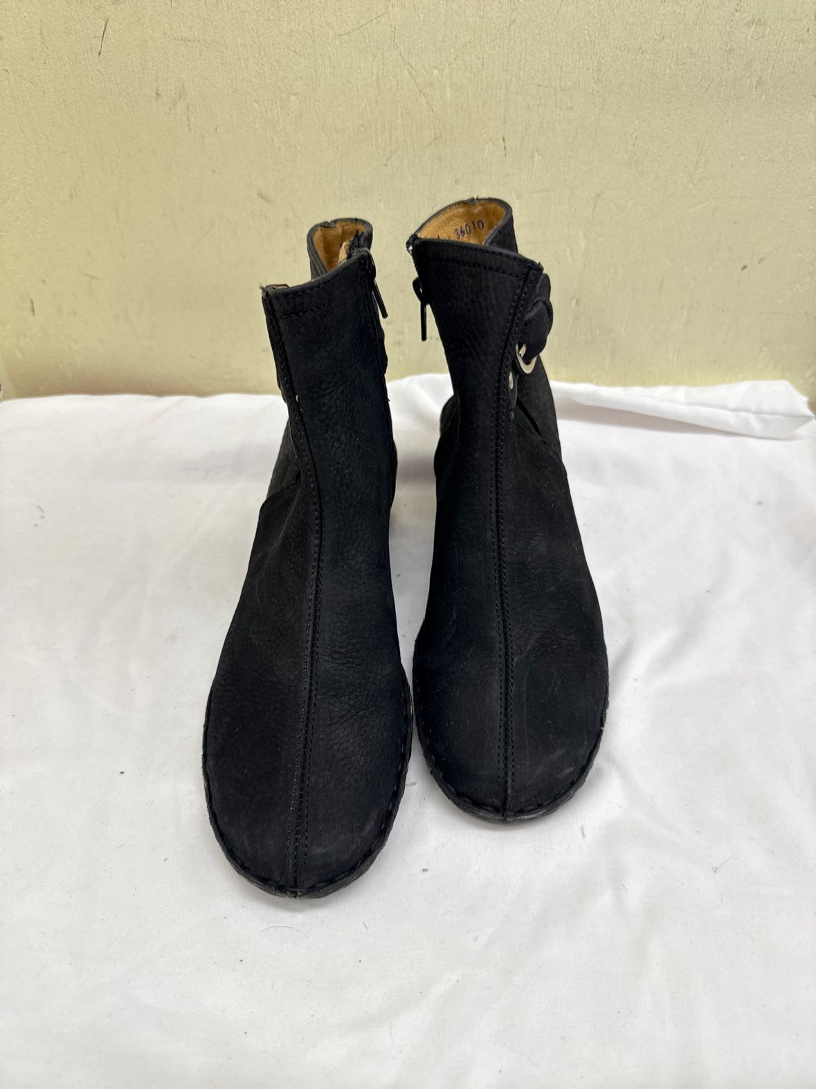 Lassen Women's Size 9-1/2 Black Boots Shoes