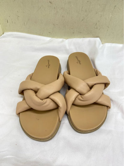 Universal Thread Women's Size 8 Tan Sandals