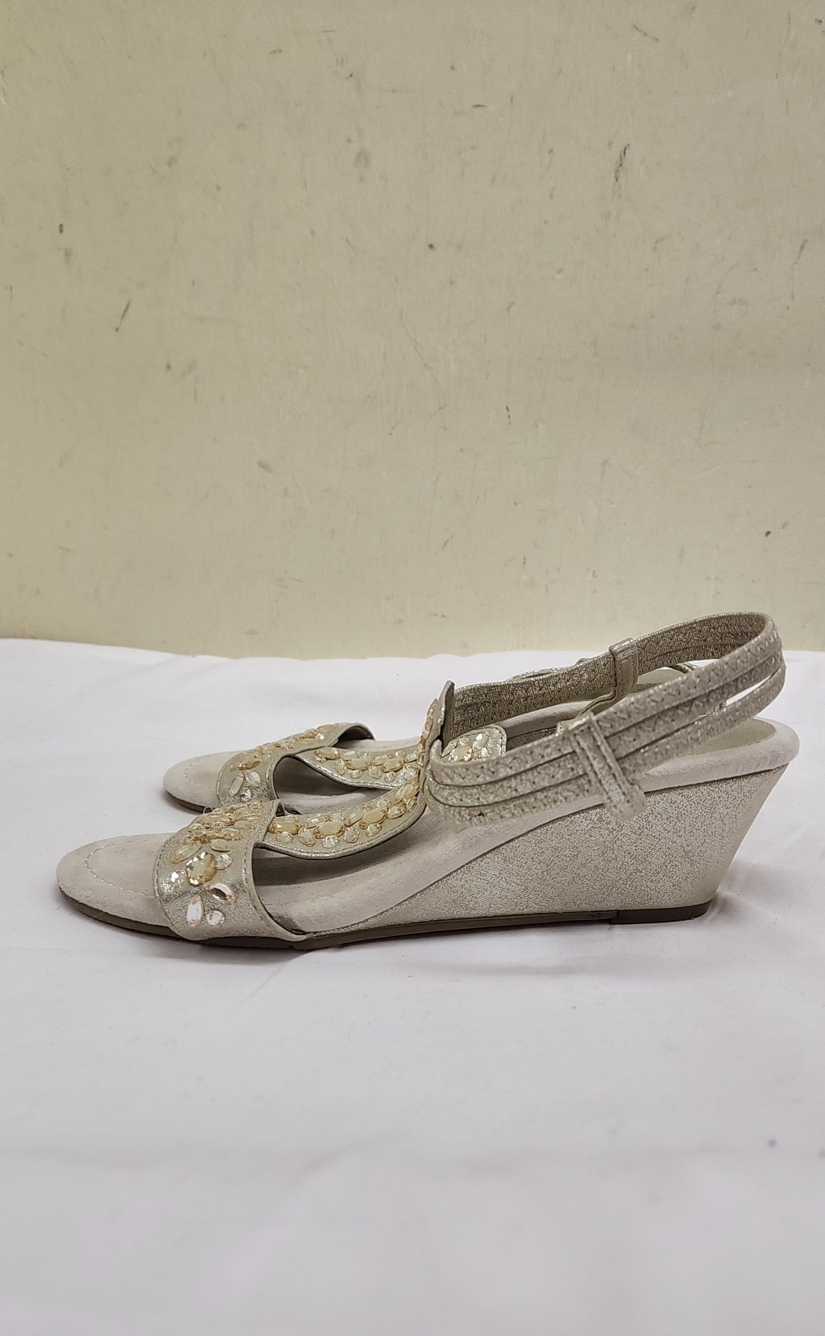 East 5th Women's Size 6-1/2 Gold Sandals