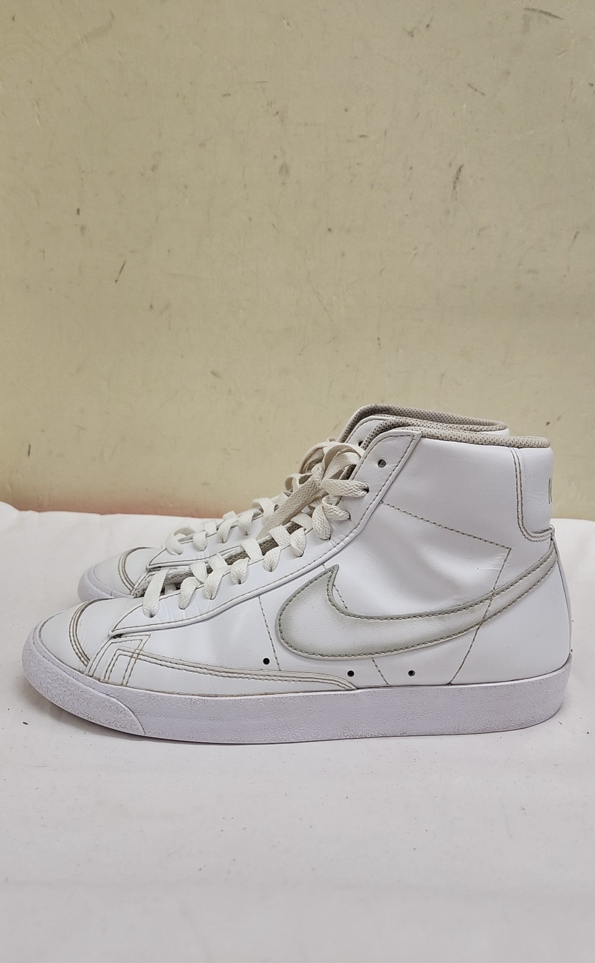 Nike Men's Size 8-1/2 White Sneakers Shoes FD6924 Blazer Mid 77