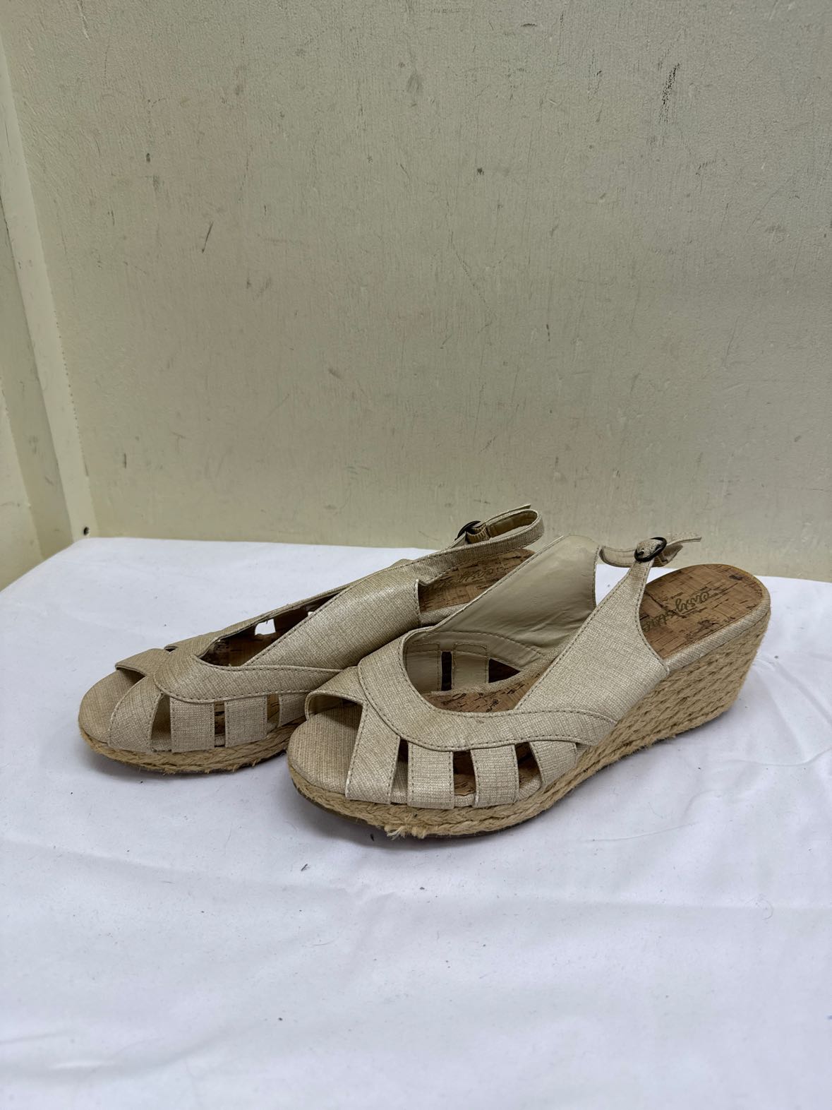 Easy Street Women's Size 9-1/2 Tan Sandals