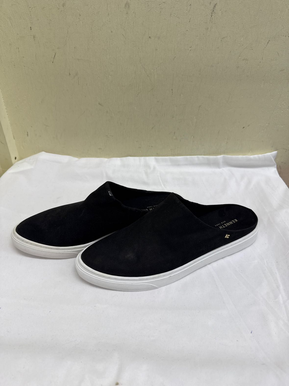 Kenneth Cole Women's Size 11 Black Flats Shoes