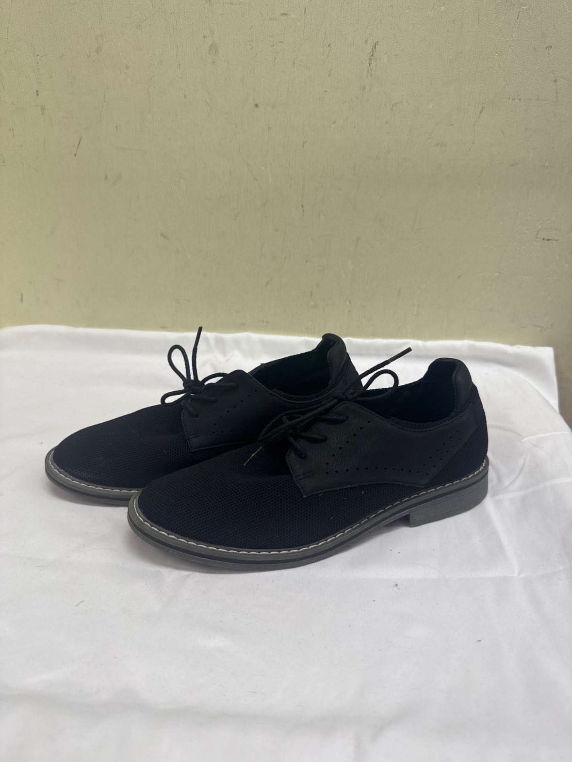 Steve Madden Boy's Size 4 Black Shoes