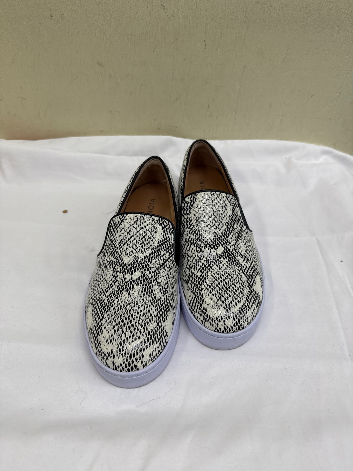 Vionic Women's Size 7-1/2 Black & White Flats