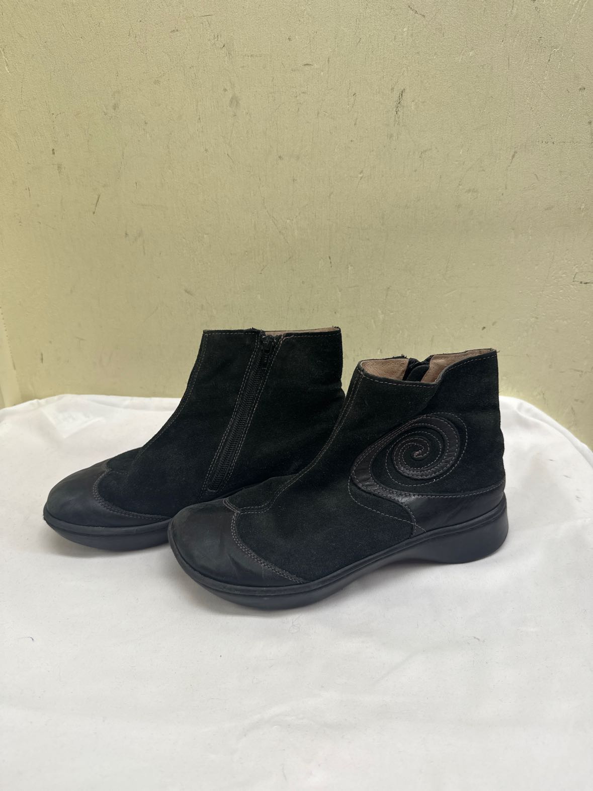 Naot Women's Size 37 = 6-1/2 Black Boots Shoes