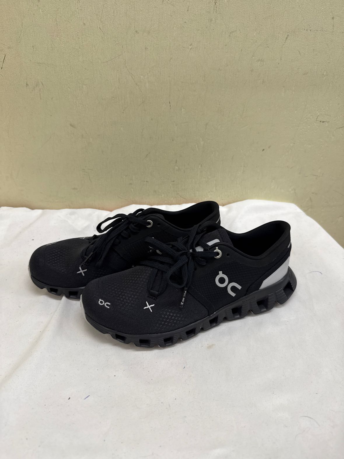 On Cloud Women's Size 6 Black Sneakers Shoes