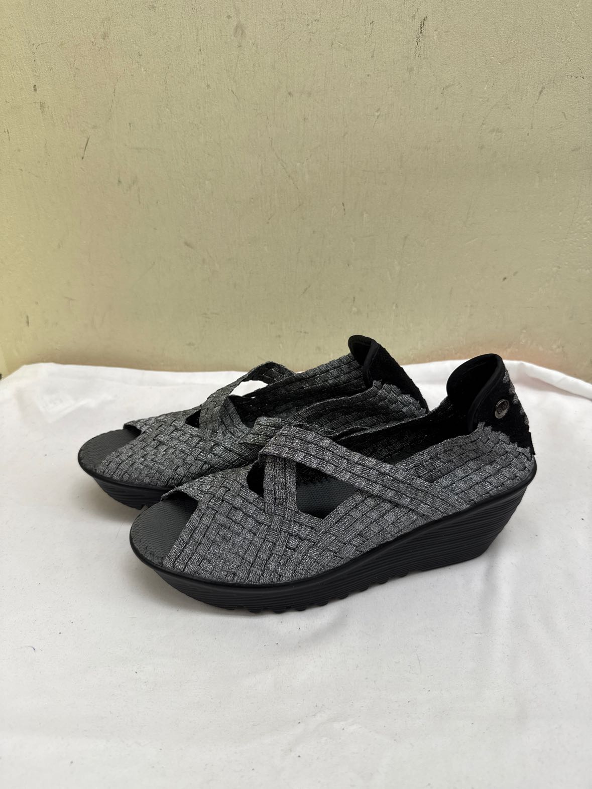 Bernie Mev Women's Size 40 = 9-1/2 Silver Sandals Shoes